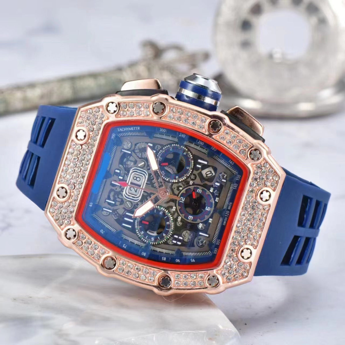 LuxeSpark – Reloj con incrustaciones de pedrería