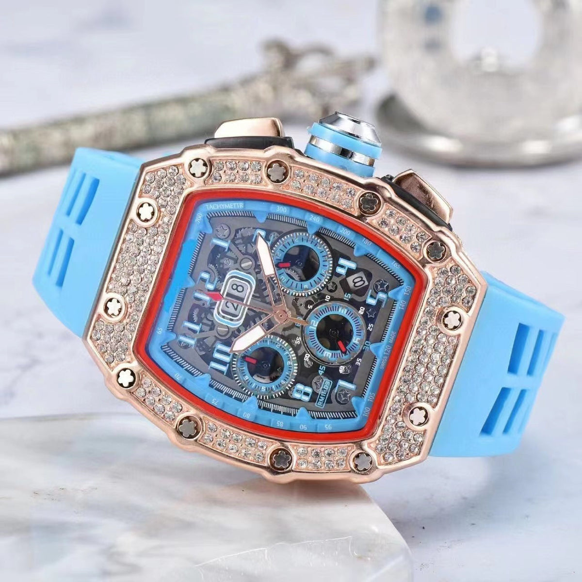 LuxeSpark – Reloj con incrustaciones de pedrería