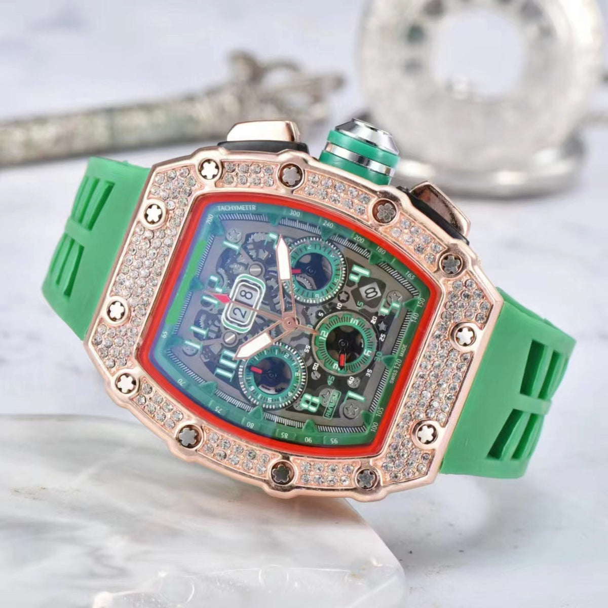 LuxeSpark – Reloj con incrustaciones de pedrería