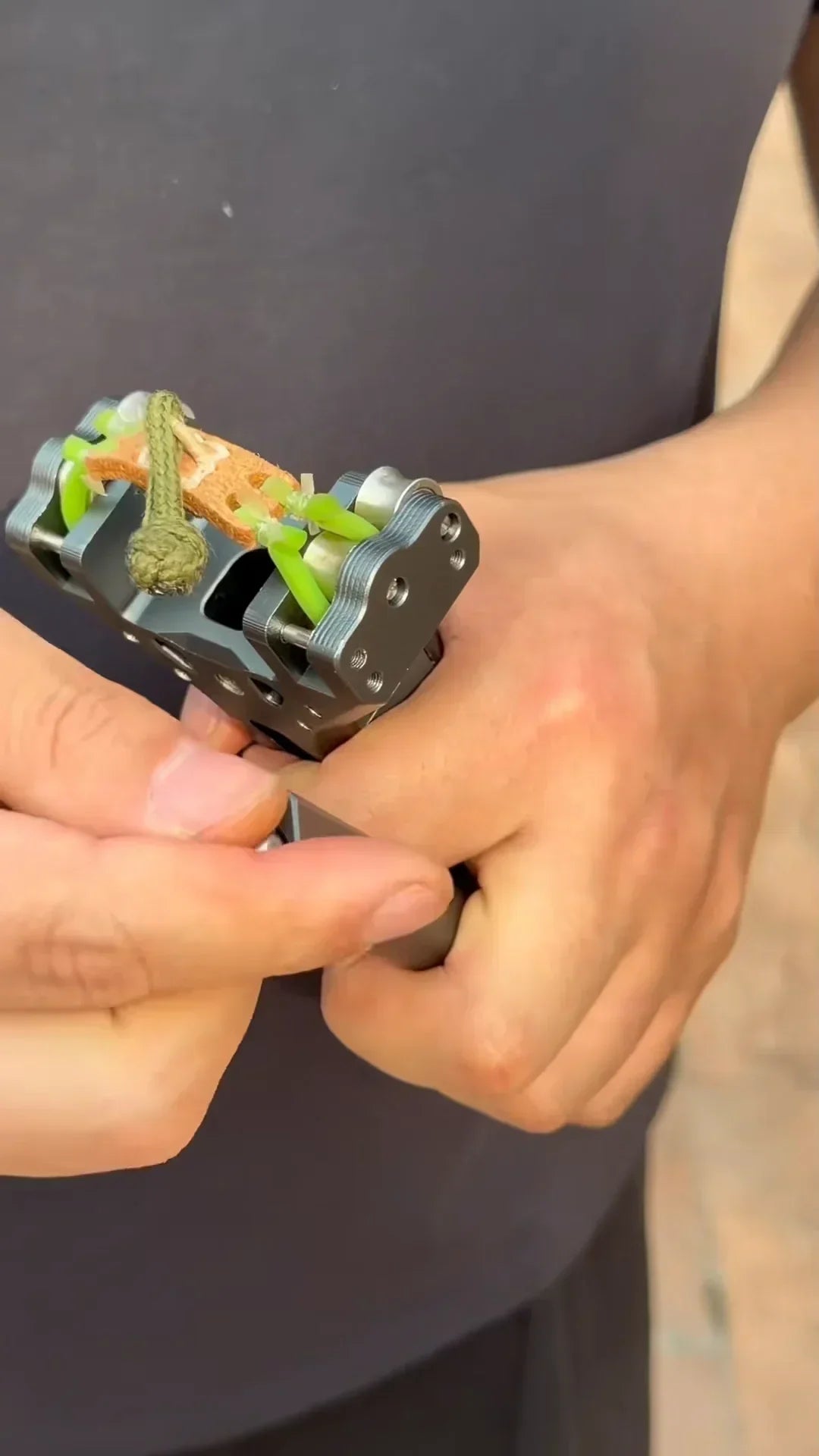 SwiftStrike – Lanzador de resortera con cargador automático